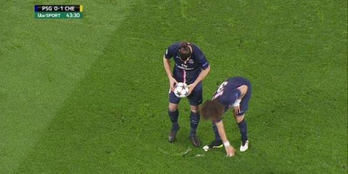 David Luiz saat memindahkan garis spray yang dibuat oleh wasit. foto via kompas.com