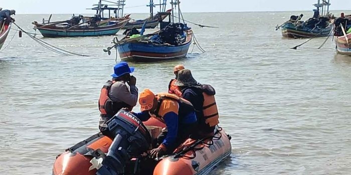 Tim SAR gabungan saat hendak melakukan pencarian nelayan yang hilang di Tuban.