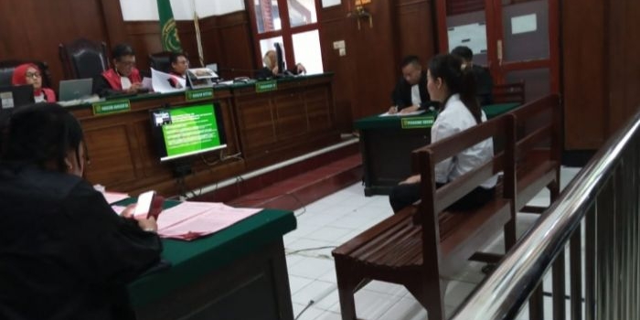 gelapkan-perabotan-milik-kakak-juliana-divonis-3-bulan-penjara-oleh-majelis-hakim-pn-surabaya