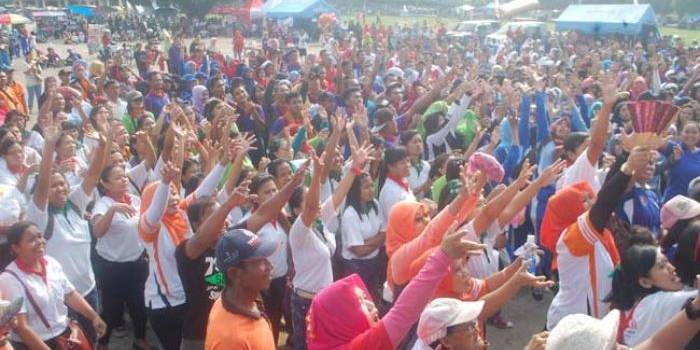 ANTUSIAS: Buruh Ponorogo mengikuti senam bareng dalam rangka peringatan May Day. foto: BANGSAONLINE