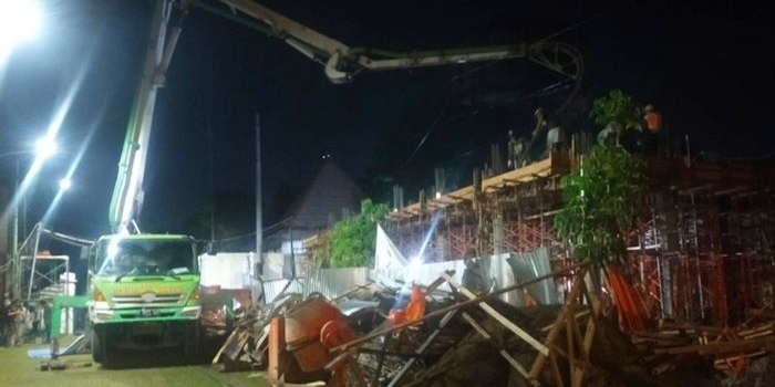 Pembangunan garasi Pendopo Pemkab Pasuruan yang dikerjakan CV.  Suka Rahma Konstruksi pada malam hari.