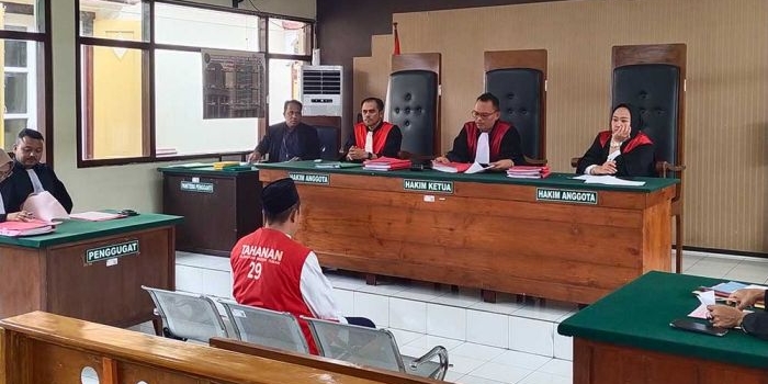 Terdakwa Jarno saat menjalani sidang perdana di Pengadilan Negeri Tuban.