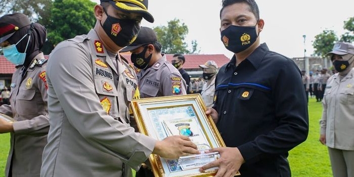 Kapolres Jombang AKBP Agung Setyo Nugroho saat memberikan reward kepada para anggotanya.