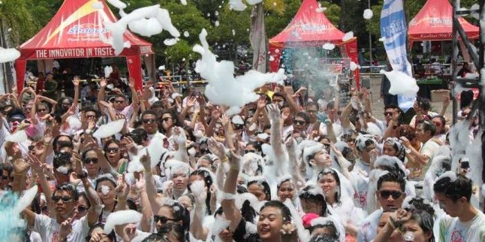 FOAM. Sebanyak 45 liter foam disemburkan secara terus menerus kepada para peserta carnival run. foto : nisa/bangsaonline