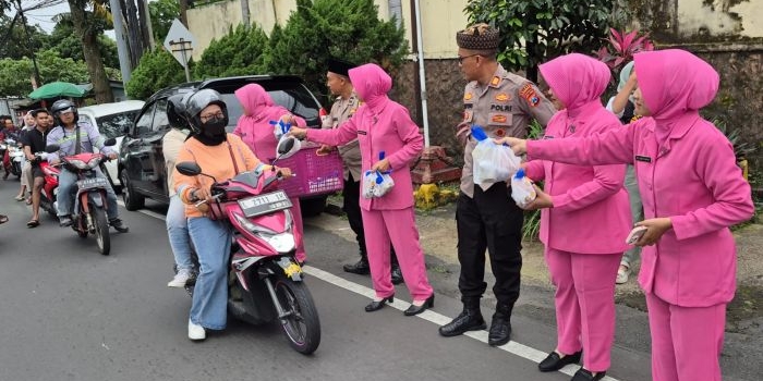 polsek-prigen-bagikan-ratusan-takjil-untuk-pengendara