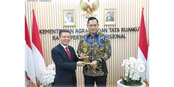 Menteri ATR/BPN, Agus Harimurti Yudhoyono, saat menerima penghargaan.