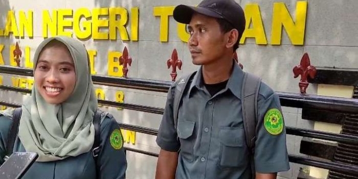 Ermaya (kiri) dan Syahrul saat sampai di PN Tuban