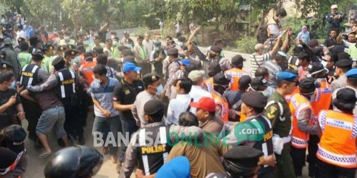 Petugas mengamankan warga yang melawan saat akan eksekusi rumah. foto-foto: RONY SUHARTOMO/ BANGSAONLINE