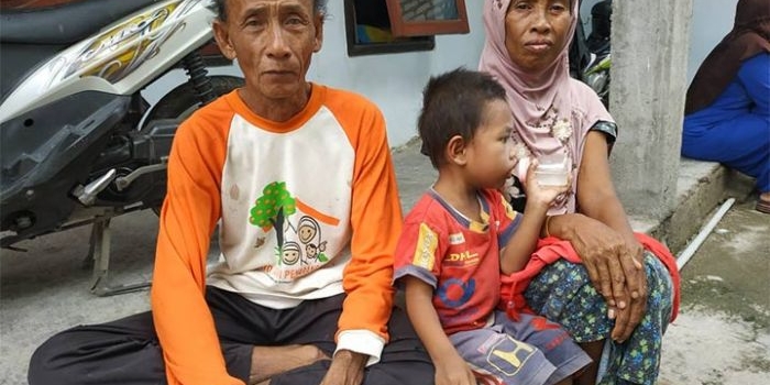 Padla bersama istri dan anaknya yang masih kecil.