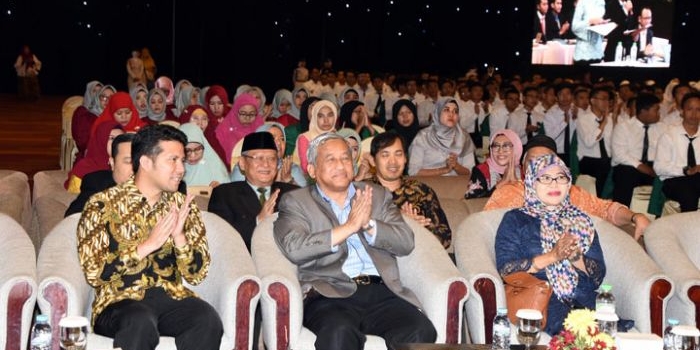 Wagub Jatim Emil Dardak menghadiri Rapat Senat Terbuka Unusa Pengukuhan Mahasiswa Baru Tahun Akademik 2019/2020 di Dyandra Convention Center Surabaya, Senin (16/9). foto: ist