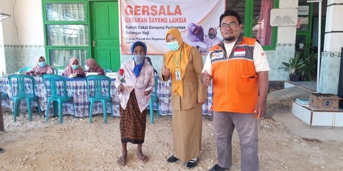 Gerakan Sayang Lansia (Gersala) dari Rumah Zakat di Pamekasan menggelar pelayanan kesehatan gratis untuk para lansia di Desa Plakpak. 