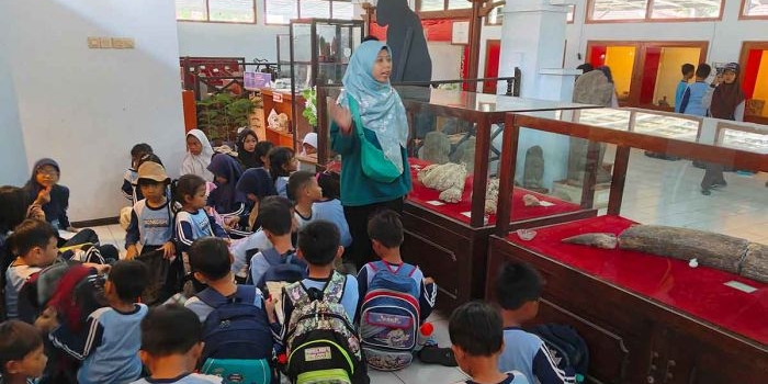 Para siswa saat mendapat pembelajaran ketika berkunjung ke Museum Anjuk Ladang.