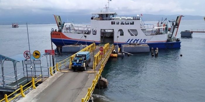 usai-pelabuhan-ditutup-karena-cuaca-buruk-28-kapal-dioperasikan-di-penyeberangan-ketapang-gilimanuk