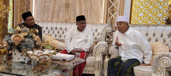 Prof Dr KH Asep Saifuddin Chalim, MA saat menerima silaturahim Irwan Setiawan (tengah) dan Utomo (kiri) di ke kediamannya di Pondok Pesantren Amanatul Ummah Jalan Siwalankerto Utara II Surabaya, Senin (13/5/2024). Foto: MA/bangsaonline.com