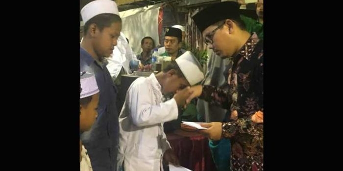Muhammad Habibur Rochman, SE (Gus Habib) saat memberikan santunan kepada anak yatim dan kaum dhuafa di Bumiharjo Wonokromo Surabaya Jumat malam (10/8/2018). foto: bangsaonline.com