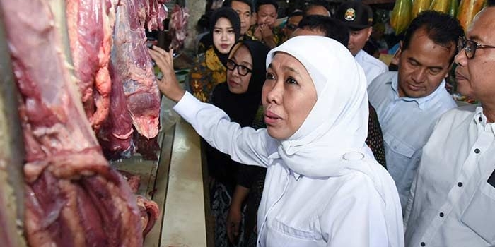 Gubernur Jatim Khofifah Indar Parawansa di dampingi Asisten 2 Bidang Perekonomian dan Kesra Wachid Wahyudi, Kadis Perindag Drajat Irawan, serta beberapa Kepala OPD Pemprov Jatim melakukan sidak terkait harga dan ketersediaan sembako di Pasar Pucang Surabaya. Foto: ist