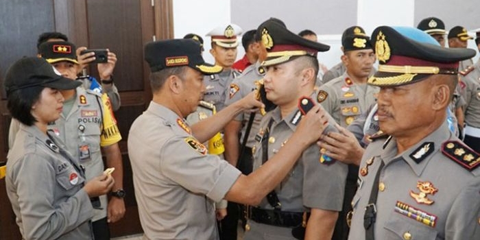 Kapolrestabes Surabaya Kombes Pol Sandi Nugroho saat memimpin serah terima jabatan.
