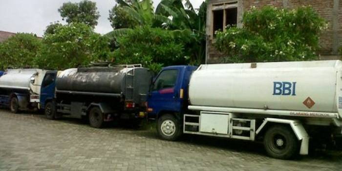 BARANG BUKTI: Tiga mobil tangki yang berisi BBM ilegal jenis solar diamankan di Mapolres Bojonegoro. Ketiga barang bukti itu disita dari lokasi penimbunan di tiga desa di Kecamatan Kalitidu. Foto: Eky Nurhadi/BangsaOnline