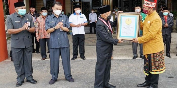 Bupati Sumenep, Busyro Karim menerima penghargaan dari Leprid.