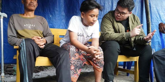 Bupati Kediri, Hanindhito Himawan Pramana (kanan), saat berbincang dengan Adit dan ayahnya. Foto: Ist 