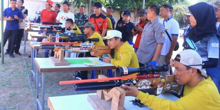 Wakil Wali Kota Pasuruan Adi Wibowo (dua dari kanan) saat mencoba menembak.