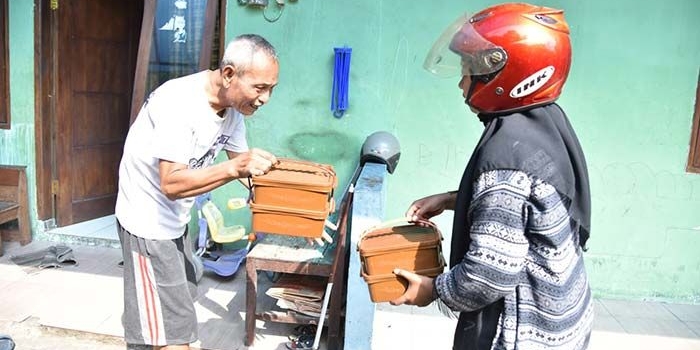 Pelaku UMKM yang mengantar makanan gratis bagi lansia di Sidoarjo. Foto: Ist