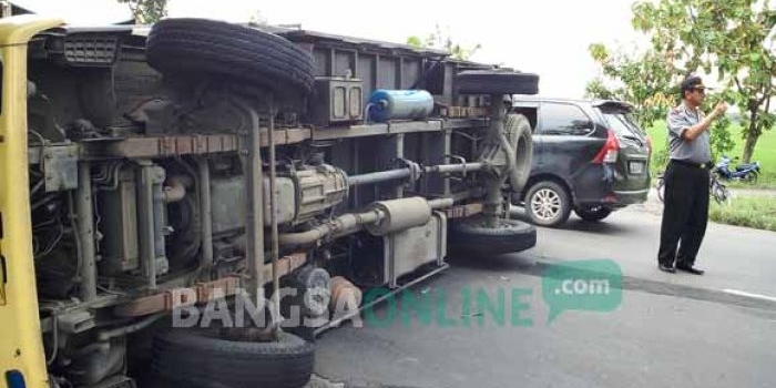 Kondisi truk Mitsubishi terguling karena terperosok di jalan nasional yang berlubang di Desa Glagahan, Kecamatan Perak, Kabupaten Jombang, Rabu (25/1).
foto: ROMZA/ BANGSAONLINE