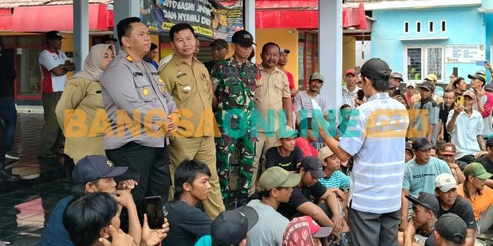 Camat Puncu Firman Tappa didampingi Kapolsek Puncu AKP Gatot Pesantoro, Danramil 0809/21 Puncu Kapten Arm. Bangun Budi Adi saat menerima aspirasi warga Desa Satak. Foto: Muji Harjita/BANGSAONLINE