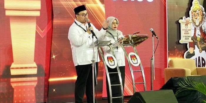 
Calon Bupati Kediri nomor urut 2 Hanindhito Himawan Pramana yang memakai sepatu produk UMKM bersama wakilnya Dewi Mariya Ulfa saat debat publik.