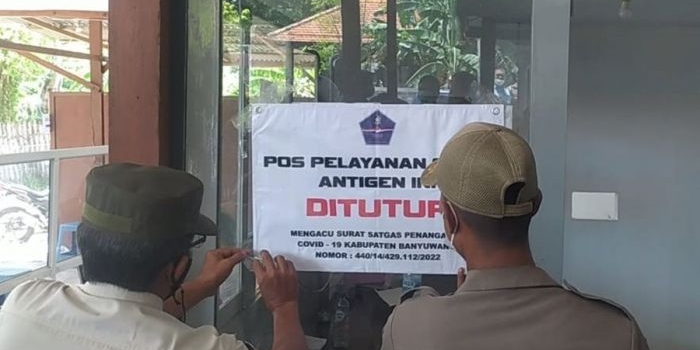 Petugas dari Satgas Covid-19 Banyuwangi saat menutup aktivitas gerai rapid test antigen di Ketapang yang izinnya tidak lengkap. Foto: TEGUH PRAYITNO/BANGSAONLINE