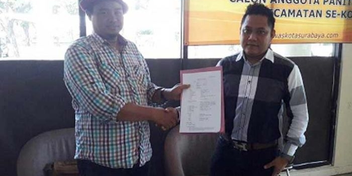 Ali Azhar usai membuat laporan di Panwaslu Surabaya.