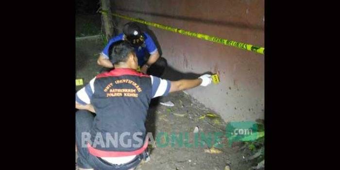 Polisi saat melakukan olah TKP di gudang Unilever. foto: arif kurniawan/ BANGSAONLINE