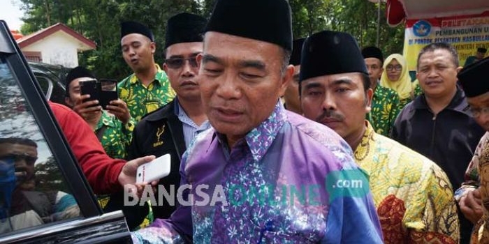 Mendikbud Muhadjir Effendy usai peletakan batu pertama pembangunan SMK Bahrul Ulum, Tambakberas, Kabupaten Jombang, Sabtu (24/12). foto: RONY S/ BANGSAONLINE