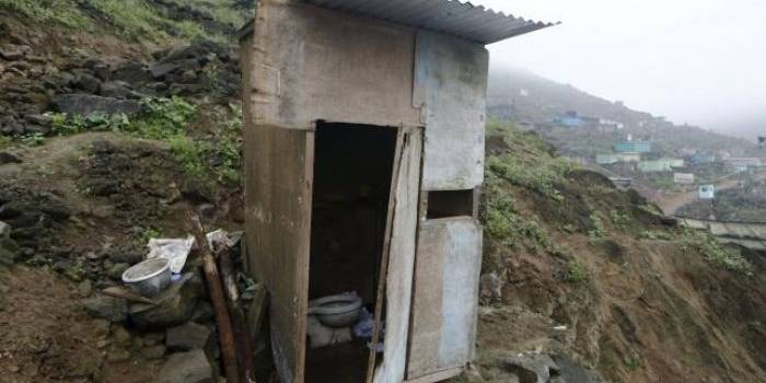 Toilet luar rumah di Villa Lourdes di Villa Maria del Triunfo di pinggiran Lima, Peru, 7 Oktober 2015.
Reuters / Mariana Bazo
