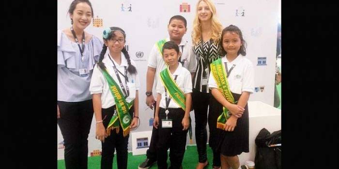 Anak-anak dan delegasi UN Habitat Prepcom3.