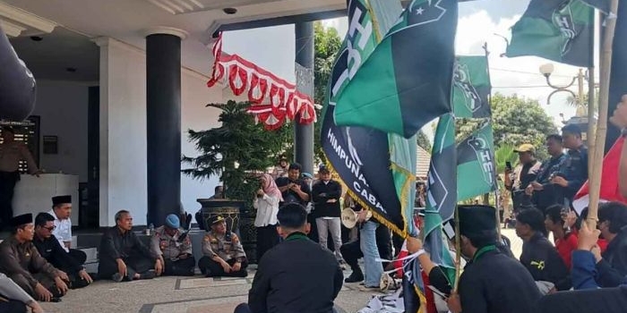 Para mahasiswa dari HMI dan GMNI saat duduk bersama anggota DPRD Tuban.