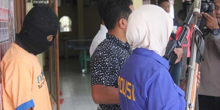 Pelaku saat diekspos di Mapolres Tuban. foto: GUNAWAN/ BANGSAONLINE