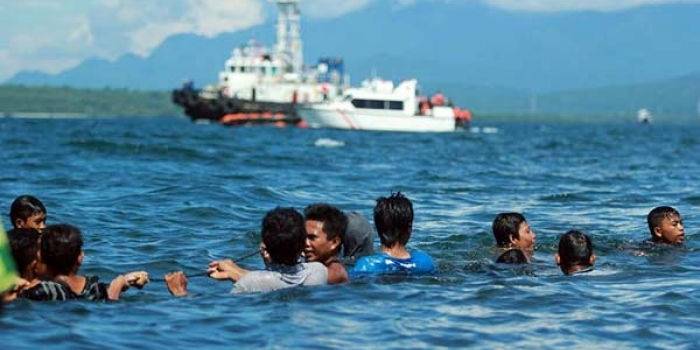 Tim SAR berusaha menyematkan para penumpang yang tumpah ke laut setelah Kapal LCT Rafelia II tenggelam di perairan selat Bali, Jumat (4/3).