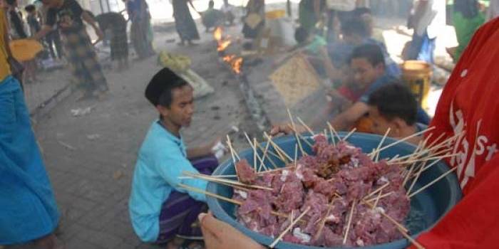 RAMAI-RAMAI: Para santri saat bersiap bakar sate secara massal. foto: rony suhartomo/BANGSAONLINE