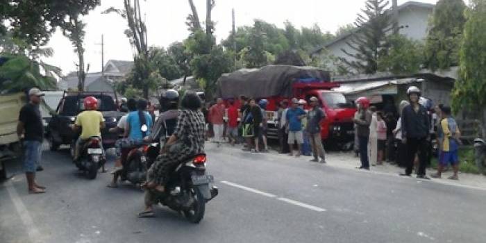 BERUNTUN: Kecelakaan maut di Jalan Raya Bojonegoro-Babat, tepatnya di Desa Banaran, Baureno, Bojonegoro. Satu orang meninggal dunia dalam kecelakaan tersebut. Foto: Eky Nurhadi/BangsaOnline.