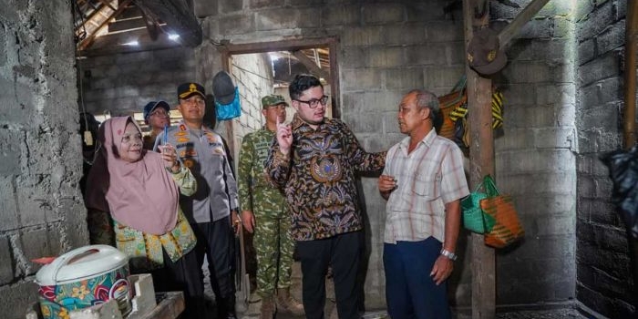 Bupati Kediri didampingi jajaran pejabat daera setempat ketika berbincang dengan Mari, kakek Alza. Foto: Ist
