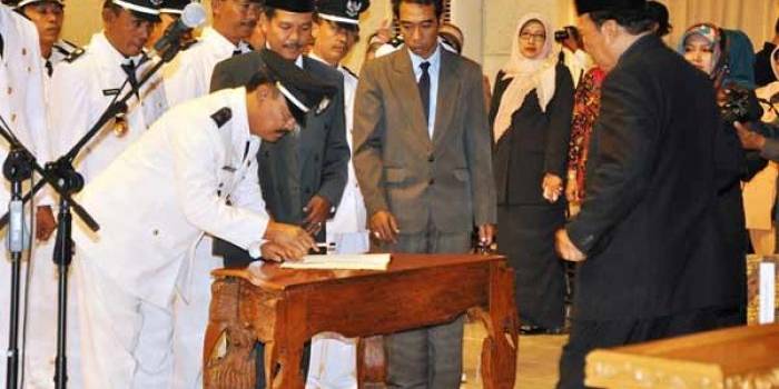 Bupati, Sambari HR ketika melantik 50 kades. (foto: syuhud/BANGSAONLINE)