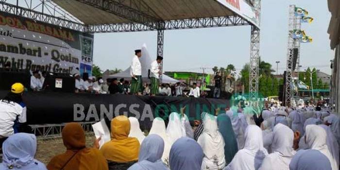 Paslon cabup-cawabup pemenang Pilkada, Sambari-Qosim saat kampanye akbar. foto: syuhud/ BANGSAONLINE