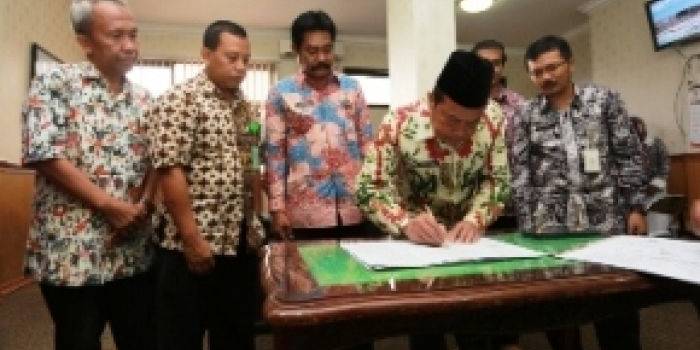 Walikota Mojokerto saat menandatangani MoU Pusyar Jilid II. (Rochmad Aris/BANGSAONLINE)