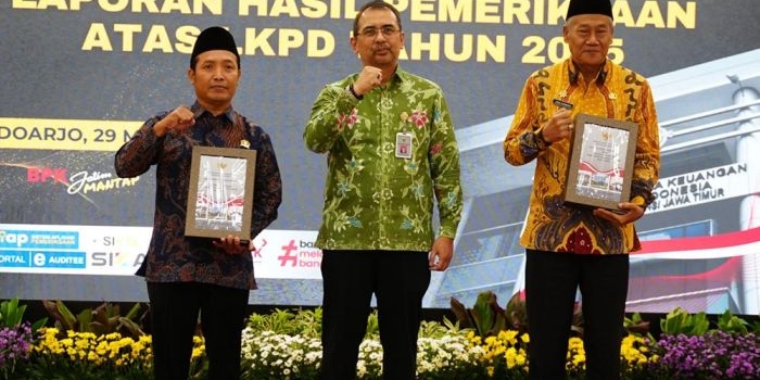 Wakil Bupati, Joko Sarwono, bersama Ketua DPRD Tuban, Sugiantoro, foto bersama dengan BPK Perwakilan Provinsi Jawa Timur setelah penyerahan Penghargaan Opini WTP Tahun Anggaran 2025.
