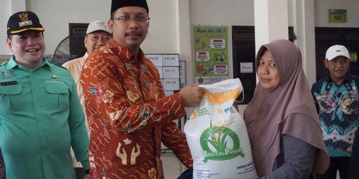 Bupati Sidoarjo, Ahmad Muhdlor Ali, secara simbolis menyerahkan bantuan berupa beras di Kantor Desa Gebang. Foto: Ist
