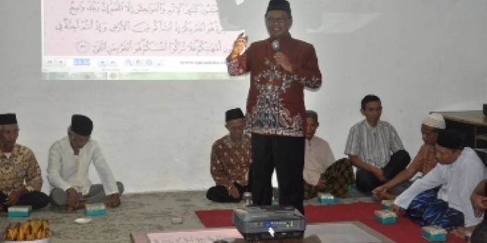 Muhtar Wahid memberikan tausiyah (wejangan/nasehat) kepada stafnya di UPTD V Dinas PU Bina Marga dan Cipta Karya. (foto: nanang ari utomo/BANGSAONLINE)