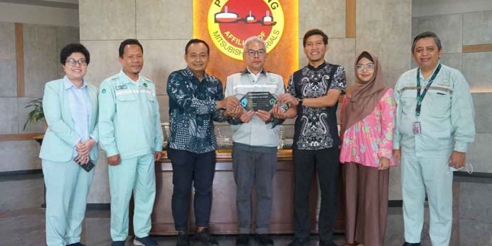 Perwakilan DPMPTSP Gresik saat menyerahkan plakat SLF PT Smelting kepada manajemen. Foto: Ist