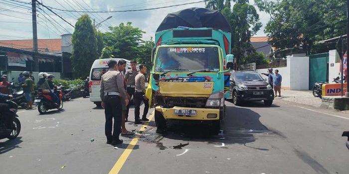 adu-banteng-truk-vs-motor-di-jombang-satu-orang-tewas