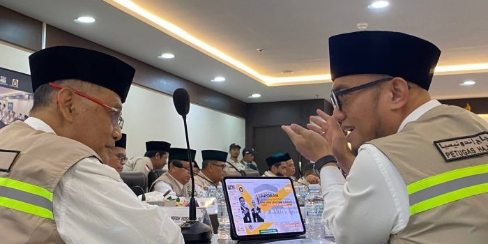 Mehaj Gus Irfan saat pimpin rapat Amirulhaj bersama Wamenhaj Dahnil Anzar.
